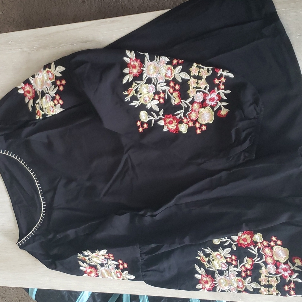 M left 😊Beautiful New boutique embroidered top - Picture 6 of 11